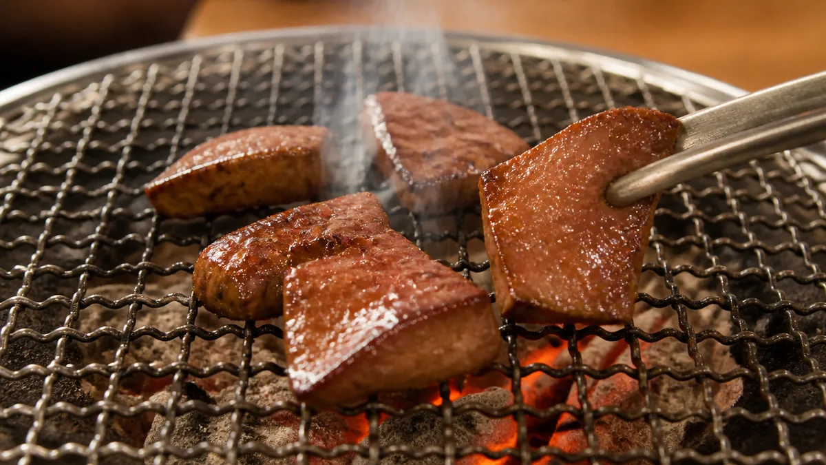 焼肉店の網でレバーを焼くときの火加減と返し方の解説画像