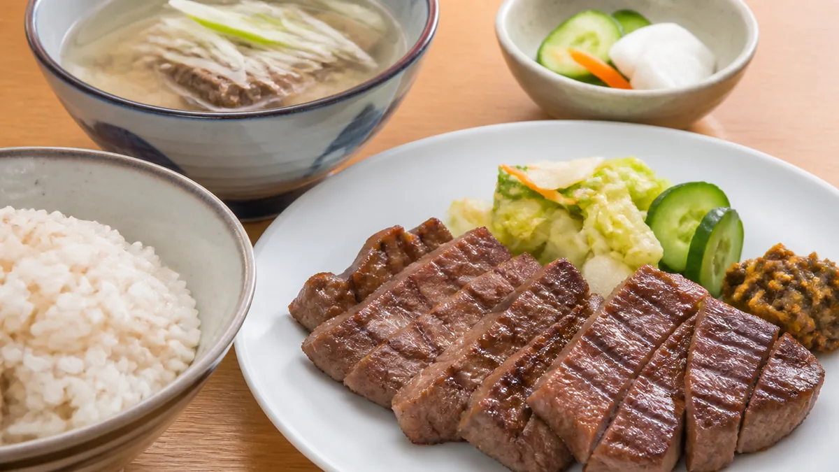 牛タン定食の付け合わせは麦飯・テールスープ・南蛮味噌・漬物の4点が基本形の解説画像