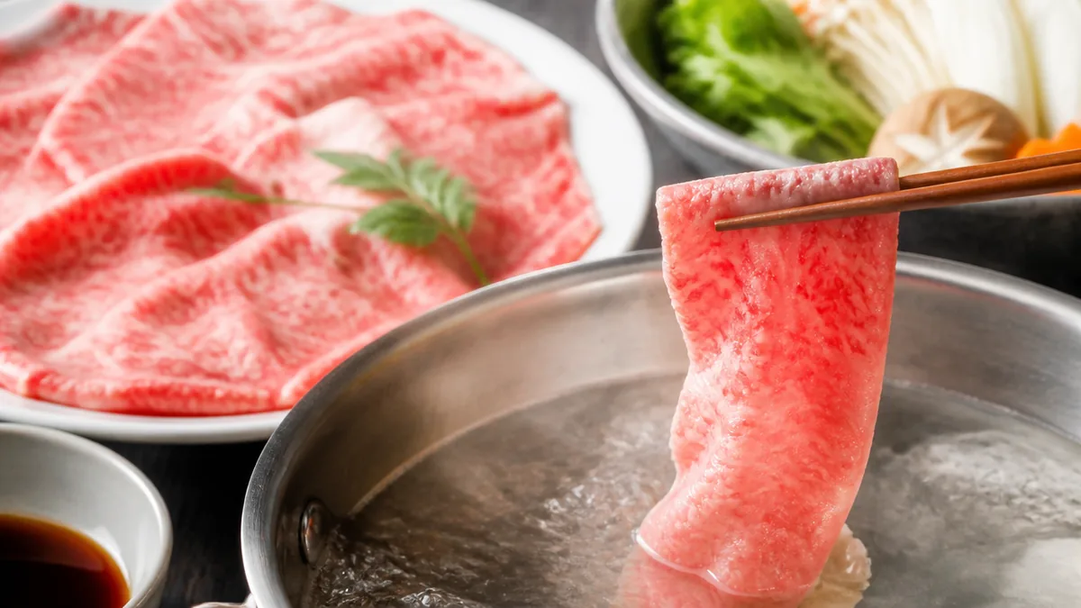 しゃぶしゃぶ和牛は肩ロースが本命｜もも肉が不向きな理由と80度で泳がせるコツのアイキャッチ画像