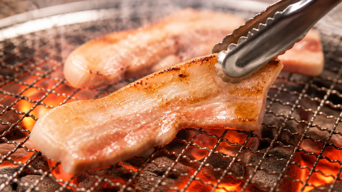 脂を味方にする焼き方|スタートは中火、動かさないの解説画像